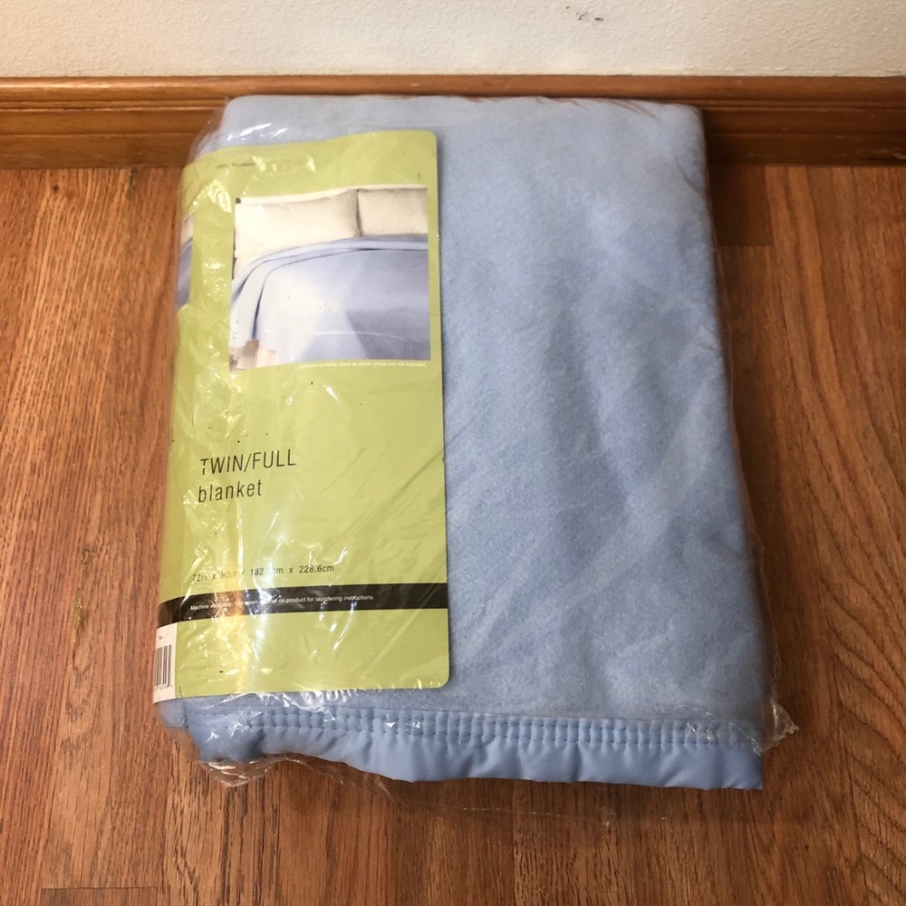 New Twin/Full blue blanket